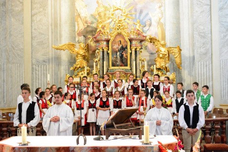 Fehérvárra látogatott Böjte Csaba és a Marosszéki Kodály Zoltán Gyermekkar